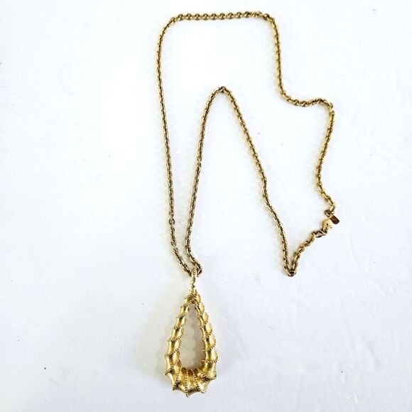 Vintage Monet Signed '70s Teardrop Gold Tone Textured Swirled Pendant Necklace - Picture 1 of 7